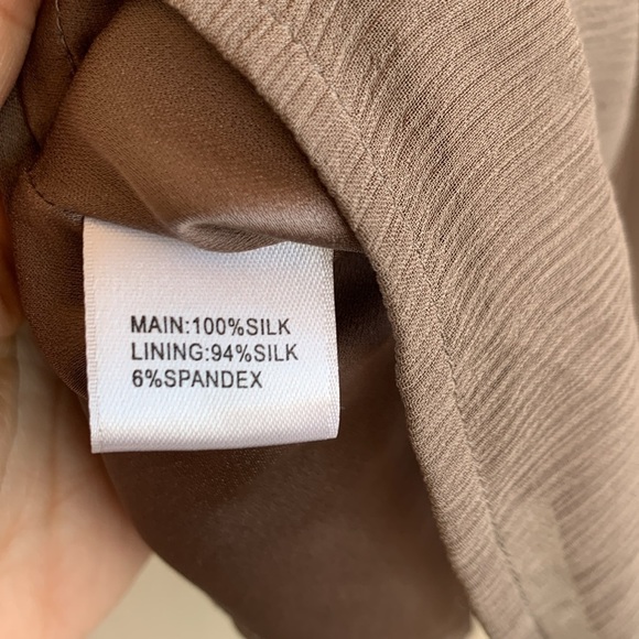 ST. JOHN Limestone Silk Sleeveless Pleated Scoop Neck Tank Top Size 4 - Picture 6 of 7